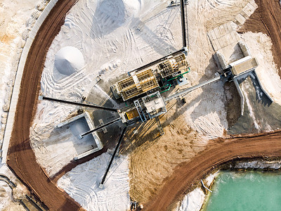石英砂摄影照片_白色石英砂石英砂采石场池边带分砂器的加工厂鸟瞰图