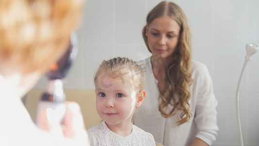儿童眼科-视力检查-验光师诊断小女孩