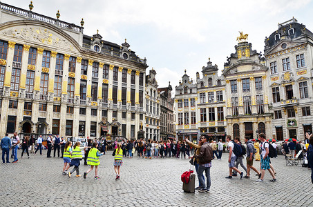 比利时布鲁塞尔 — 2015年5月13日：许多游客参观布鲁塞尔中央广场著名的大广场（Grote Markt）。