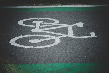 指示自行车道路上的符号。