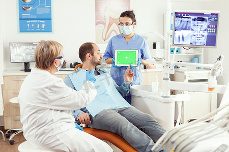 拿着模拟绿屏色度键平板电脑的医疗护士