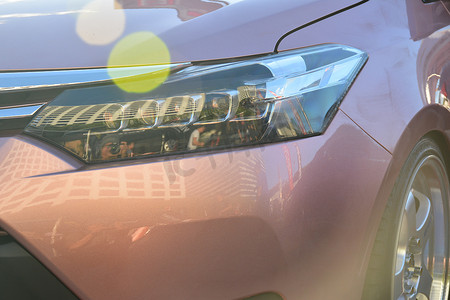 丰田汽车摄影照片_丰田卡罗拉车头​​灯在帕赛的 Bumper to Bumper 汽车展上，