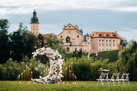 涅斯维日城堡附近 b 街上的婚礼。用月亮形式的鲜花装饰。