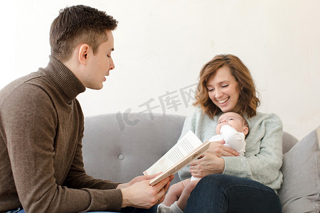 父母在客厅给宝宝读书