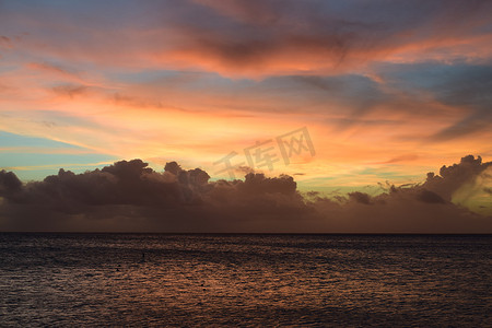 阿鲁巴白色海滩上美丽的金色日落，碧绿的海水 — 加勒比日落 — 真实的色彩，无滤镜