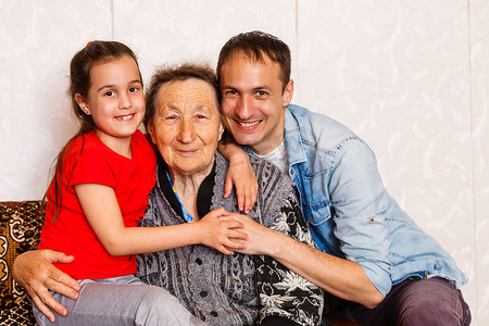 老头老太太太摄影照片_95 岁的老太太和她的曾孙女看着镜头。