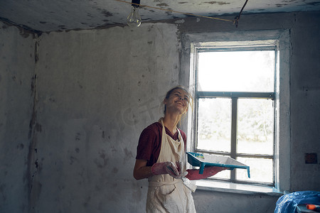 女人油漆房子装饰室内装修画家