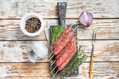 塔科夫摄影照片_生的科夫塔或卢拉烤肉串肉香肠与香草串。