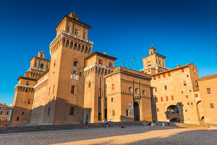费拉拉 - 2017 年 7 月，意大利艾米利亚罗马涅：费拉拉城堡 (Castello Estense)