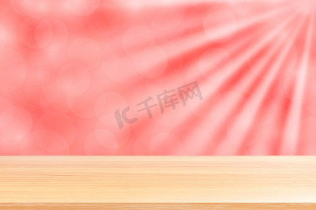 空木桌地板上柔和的红色散景灯光束闪耀渐变背景，木板空在红色散景彩色灯光上，红色彩色散景灯渐变软用于横幅广告