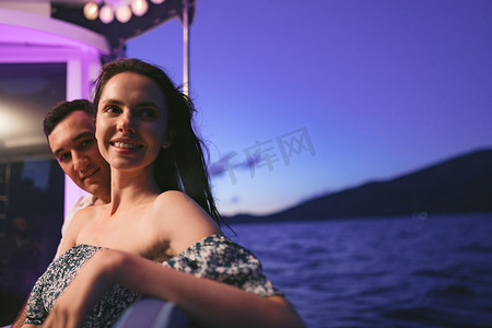 傍晚在游艇上幸福情侣的肖像