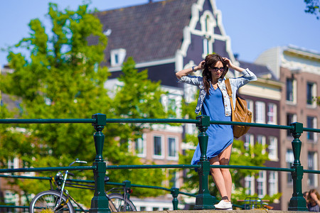走在欧洲城市，阿姆斯特丹，荷兰的年轻美丽的女人