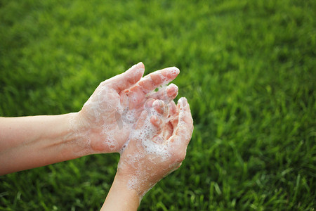 用肥皂男洗手以预防冠状病毒，卫生以阻止冠状病毒的传播。