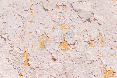 木料刮痕摄影照片_旧墙上的旧片状油漆剥落，表面有裂缝和刮痕