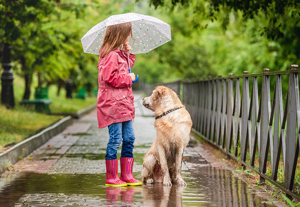 雨中街道摄影照片_雨中行走的小女孩和狗