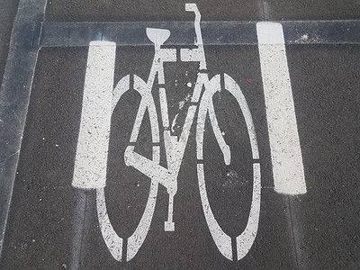 黑色沥青或路面上的白色自行车