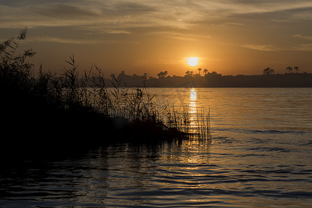 日落时埃及尼罗河大河景观
