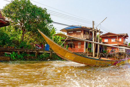 游船航行在桂河上。