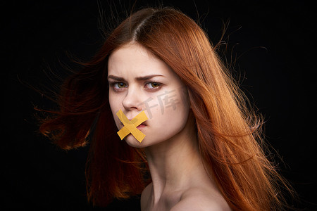 封箱胶带标签摄影照片_裸露肩膀的女人嘴巴被胶带封住，禁止节食