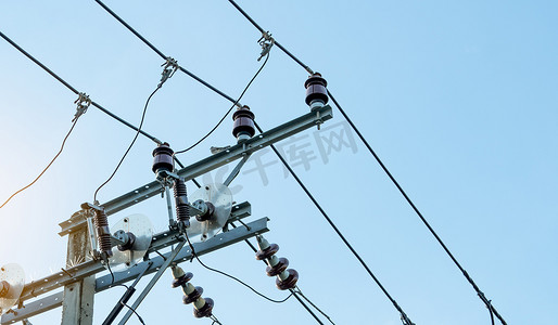 关于正能量的好段摄影照片_通过电网传输电力的三相电力。