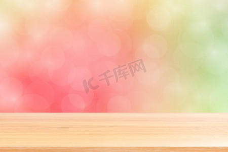 空木桌地板上模糊的散景柔和的粉红色渐变背景，木板空在绿色粉红色散景彩色浅色上，彩色散景灯渐变软用于横幅广告产品