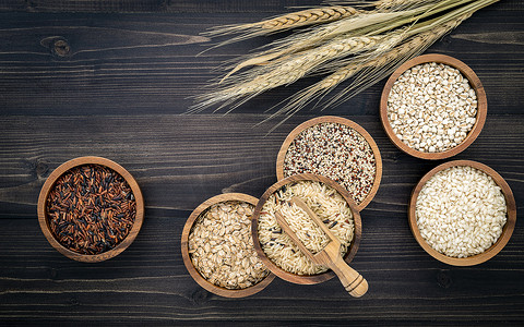 小麦麦片摄影照片_木 b 中的各种天然有机谷物和全谷物种子