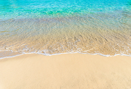 夏季沙滩与柔软的海浪