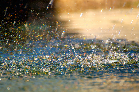 蓝色水滴背景摄影照片_大雨中，大水滴落到地上。