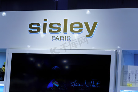 俄罗斯伏尔加格勒 — 2021 年 9 月 16 日：Sisley 商店在巴黎香水和化妆品上签名。