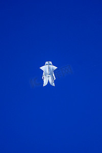 巴厘岛的白色风筝在蓝天上飞翔。