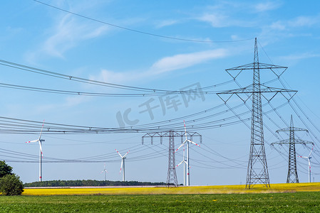 供电摄影照片_供电线路和一些风力涡轮机
