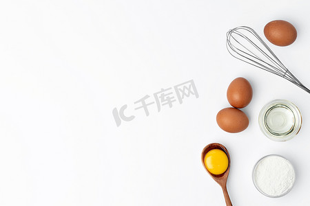 新鲜鸡蛋与孤立在白色背景上的打蛋器