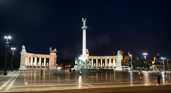 王者出征摄影照片_晚上在布达佩斯的英雄广场