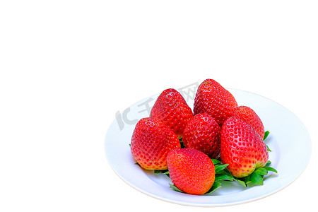 白盘子里的草莓