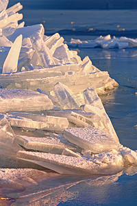 巴拉顿湖的许多冰块相互重叠
