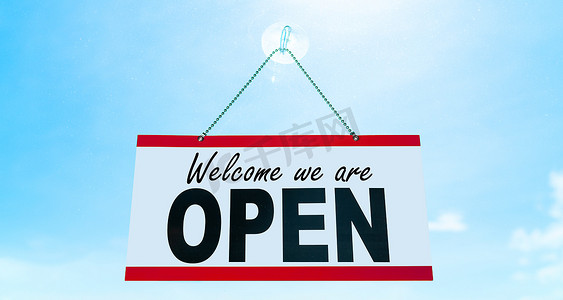 COVID-19 开放商业标牌上挂着“欢迎我们开放”的字样，悬挂在橱窗店面上，重新开放零售企业再次开放。