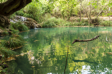 受污染的池塘摄影照片_希腊迈锡尼亚 polilimnio 的山瀑布和湖泊