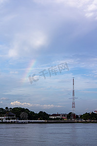 漂亮的彩虹摄影照片_湄南河上的彩虹与信号塔