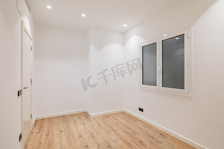 白墙、窗户和木地板翻新后的空净室