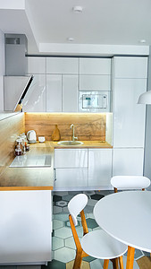 带木质和白色元素的现代厨房内饰、家庭生活、家居展示室内概念