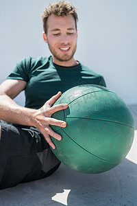 腹肌锻炼摄影照片_男子用健身球训练腹肌锻炼