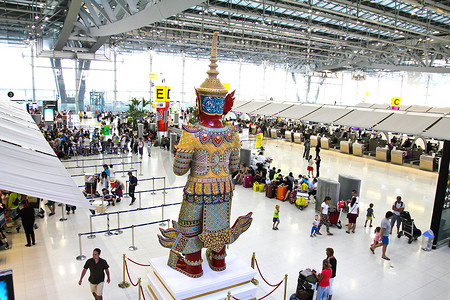 曼谷-2 月 17 日： 走在 Suvanaphumi 机场的乘客