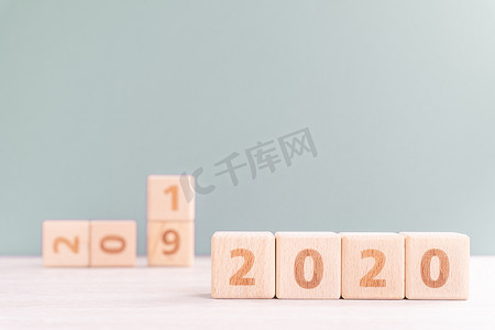 新年计划2019摄影照片_摘要2020年、2019年新年目标计划设计理念-木桌上的木块立方体和柔和的绿色背景，特写，空白复制空间。