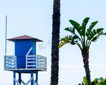 沙滩上的蓝色救援小屋，在海边安全放松，阳光明媚的日子