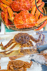 蟹摄影照片_北海道函馆海鲜市场的红帝王蟹（Taraba 蟹）或阿拉斯加帝王蟹