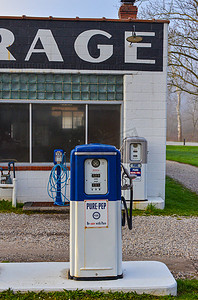 garage摄影照片_美国，俄亥俄州 — 2018年4月26日：老式加油站 (M.D.Garage)，O