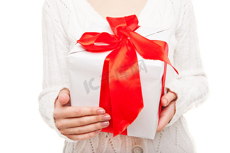 拿礼物的女人摄影照片_手里拿着一盒礼物的女人被孤立在白色