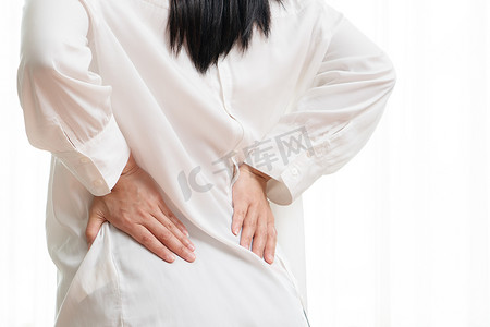 腰痛海报摄影照片_在家腰痛。