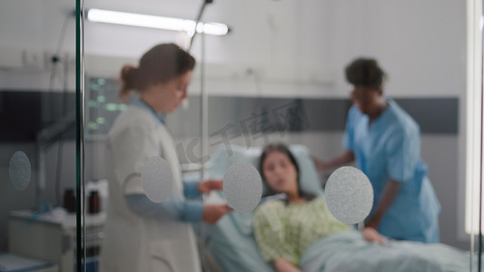 生病的妇女躺在床上用氧气管解释疾病症状