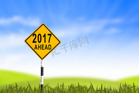 2017年，路标在草地上到新年和蓝天，可以